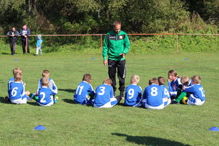 爱游戏app-女篮老将坚持出战为队伍稳定发挥贡献宝贵经验力量，女篮名将